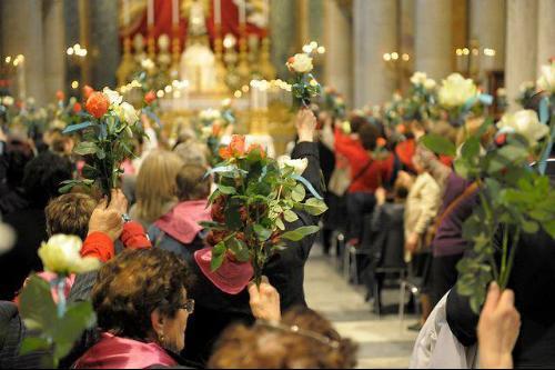 Roma homenajea a la Virgen de Fátima con la procesión de las rosas