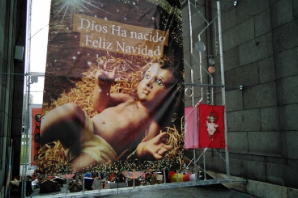 cartel navideño en la puerta de alcalá